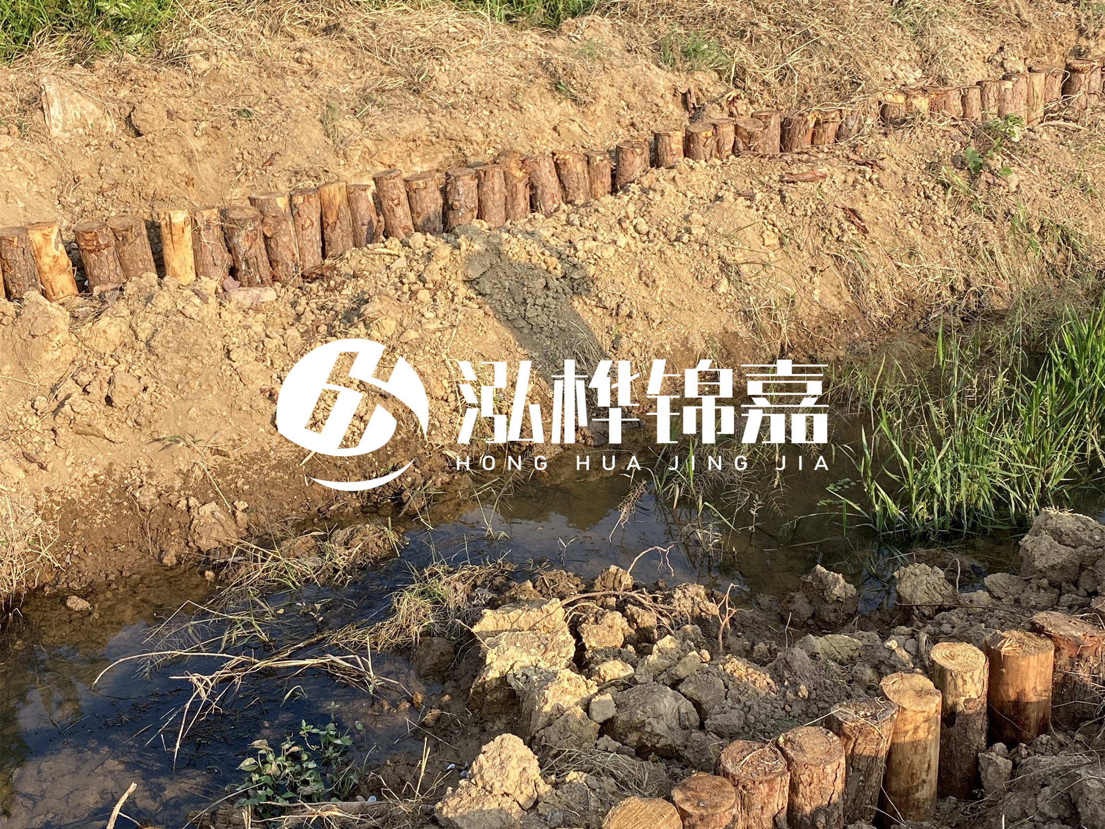 防汛木樁價格中的施工費如何計算？水下打樁和陸地打樁費用差異？